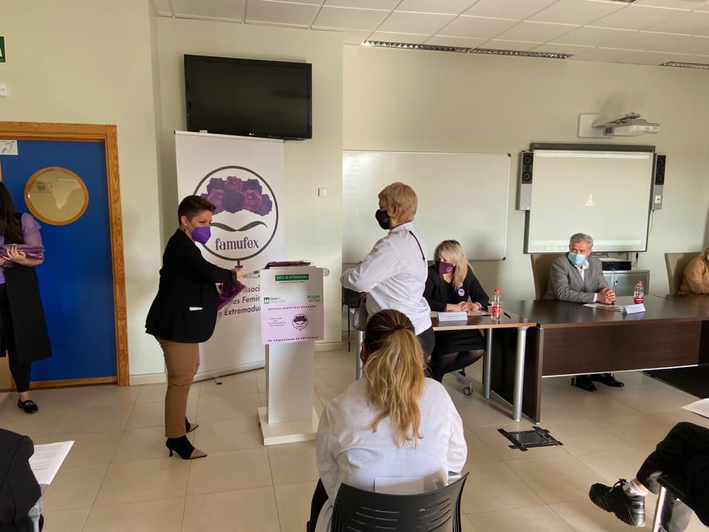 GPSocialistaExt's tweet photo. La diputada socialista 🌹 @sorayavega ha asistido hoy en #Mérida al acto de clausura de las acciones formativas de la Federación de Asociaciones de #Mujres Feministas de Extremadura.
#JuntasMásFuertes 💜
#8M2021
#SerMujerEsAlgoGrande💜 https://t.co/HaXkj2MCUX