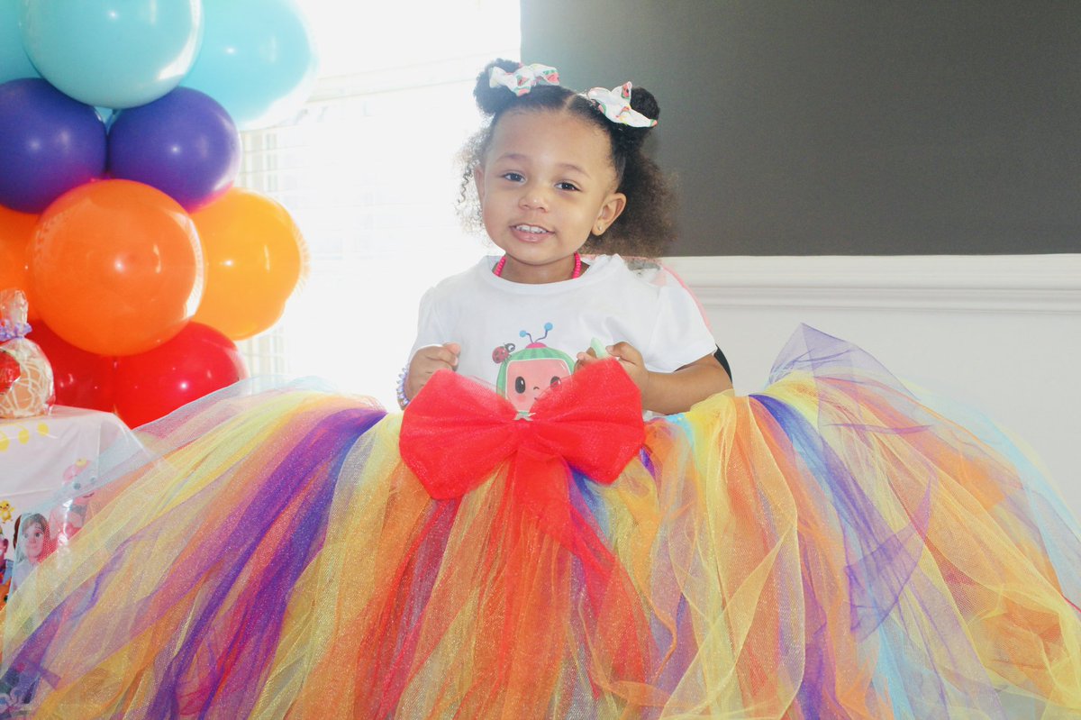 SpiritualLiss's tweet photo. My daughter Kenzie Grace is 2 🙌 My family and friends are thee absolute best! Signed a very tired #COCOMAMA @cocomelonkids ❤️🍬🍎🎂🍪 #yes #allofthisfora2yearold 😉 #4 #gohardorgohome 😂 Singing, “My mommy is the best, the best there ever was...🎼” #cocoparentsknow #houseparty https://t.co/gGBv5sm8yJ