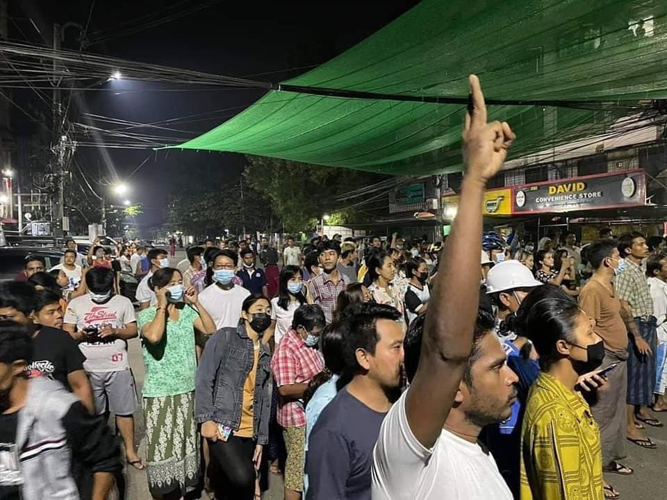 khingzinoo84's tweet photo. Yangon Night Strikes ✊️

People from other townships in Yangon won't stay quiet if they(Military Terrorists) touch SanChaung!!!
#WhatsHappeningInMyanmar
#Mar8Coup 
#AganistMyanmarMilitaryCoup 
#SaveMyanmar https://t.co/UfAGpOHlHg