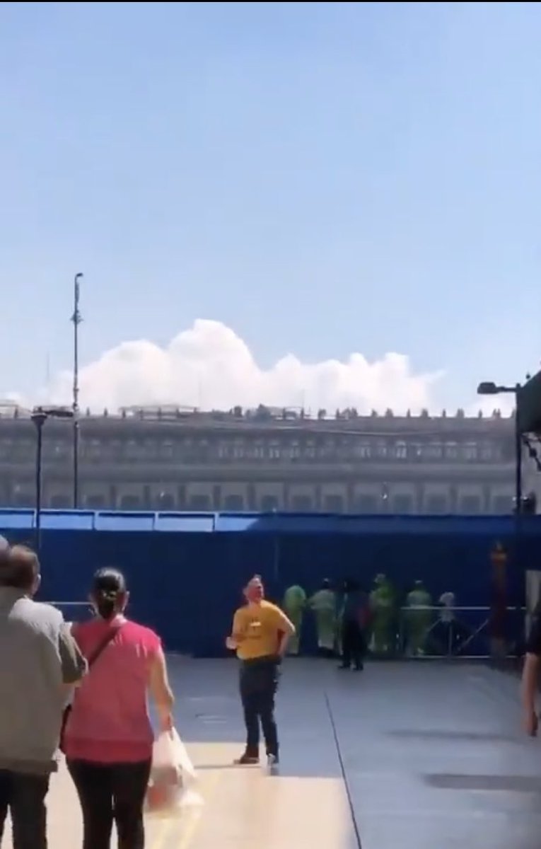 DeniseDresserG's tweet photo. 1er acto: @lopezobrador_ minimiza violencia contra las mujeres, y afirma que el feminismo es una conspiración conservadora. 2o acto: Apoya a Salgado Macedonio. 3er acto: coloca valla/“muro de paz” y cierra accesos al Zócalo. ¿Como se llamó la obra? “Noticias del AMLOPatriarcado” https://t.co/oiwP1itbDF