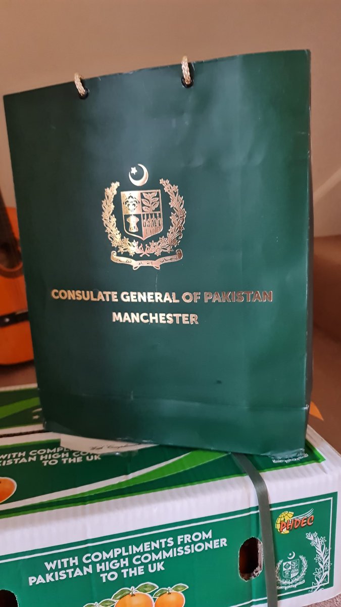 Received a pleasant surprise present from Pakistan. Thank you for such a lovely gesture.@PakinManchester @PakistaninUK. Reminds me of childhood summers and Ramadan. #PakistaniDates and #PakistaniKinoo (oranges)