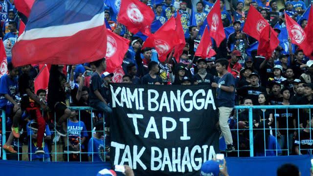 PBalbalan's tweet photo. Untuk supporter tuan rumah tolong jangan datang ke stadion cukup nonton dirumah saja
Dari pada kompetensi di batalkan #saveliga1 #PialaMenpora2021 https://t.co/4QWlmBBvRr