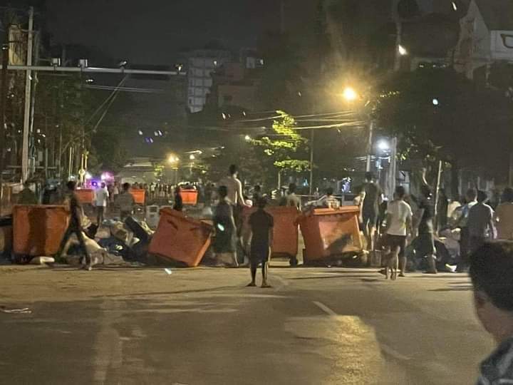firelight794's tweet photo. All the townships in Yangon come out for Sanchaung. Junta blocked the Sanchaung area to lock down the hundreds of protestors since early evening. #WhatsHappeningInMyanmar 

@RapporteurUn @cape_diamond @freya_cole @KenRoth @AllianceMilkTea https://t.co/oQiemFxQiL