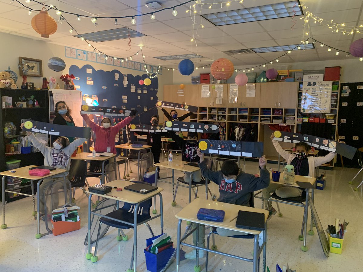 DLWEWarriors's tweet image. Professor Casares Bilingual class is OUT OF THIS WORLD! They are making a foldable for their science notebooks all about the planets.

#CrowleyPrideUnified 
#CISDScienceRocks