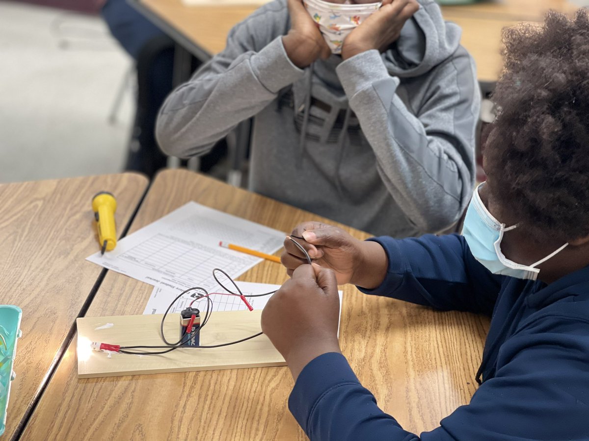 ealy_daeducator's tweet image. Love what I’m seeing in Dr. Cornett’s 8th grade science class today at @Marlin_Middle! @DemekaSimmons @DrHenson2 @DrStacyParker1 #CommittedToExcellence #SpringIntersession #studentengagement