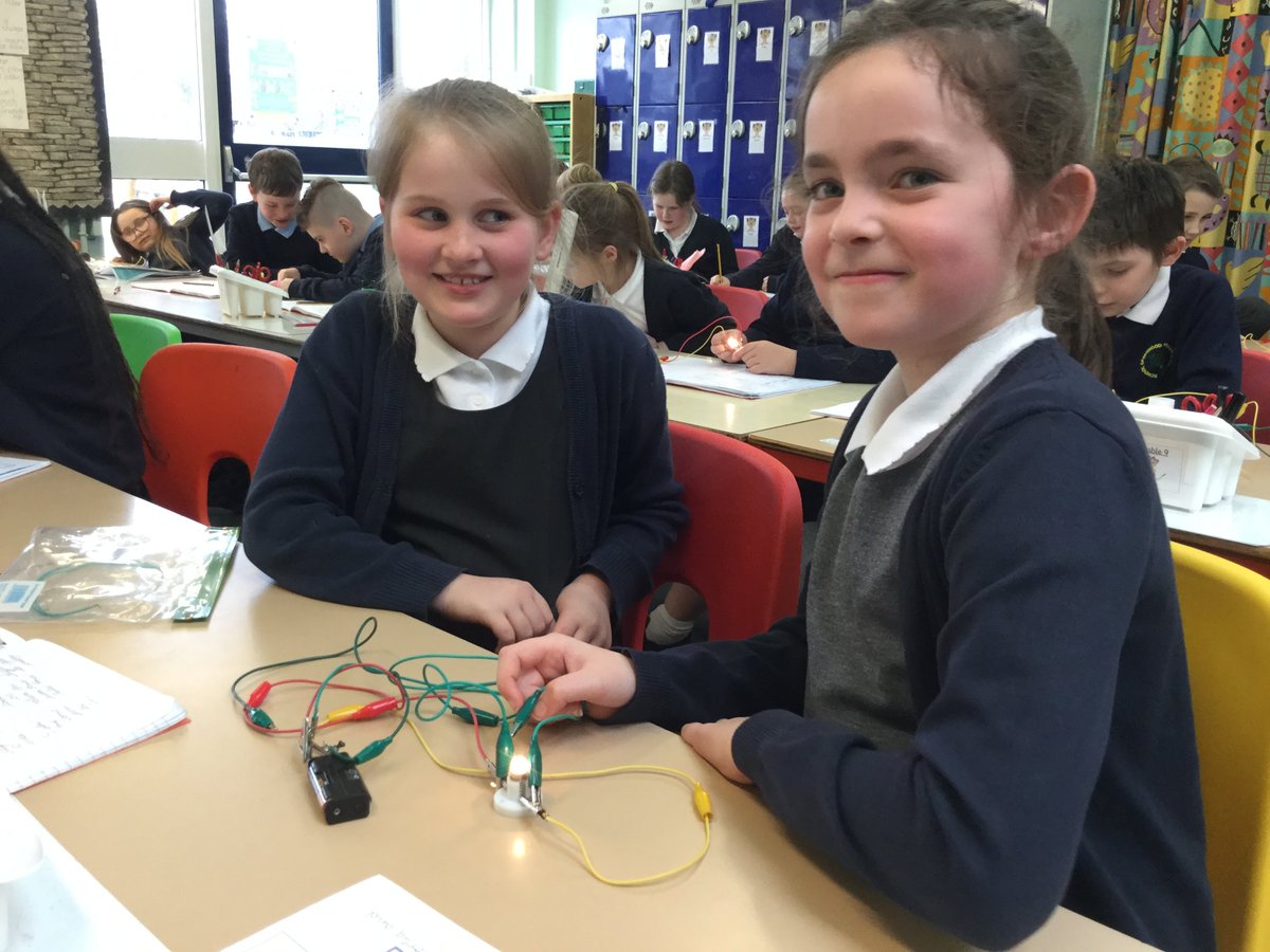 EmmaSnowden9's tweet photo. Super Scientific investigating in Year 4 as part of Science Week! Electricity - do the circuits work? ⭐️⭐️⭐️ @GreenwoodSch @ScienceSparks #BritishScienceWeek https://t.co/n4v84DzzrE
