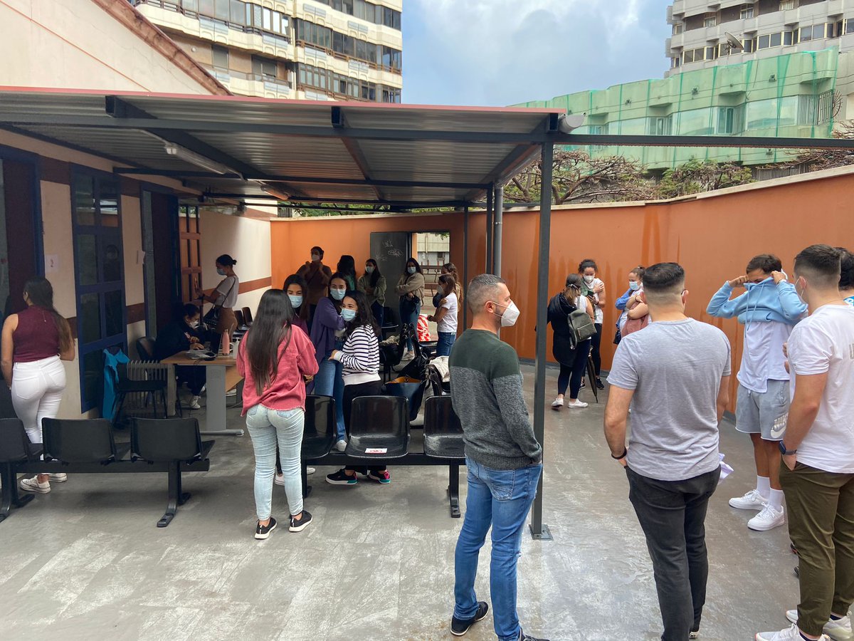 SanidadGobCan's tweet photo. 📸Esta mañana estudiantes de Enfermería de la @ULPGC se han vacunado💉contra la #COVID19 en el punto de #vacunación de la Gerencia de Atención Primaria de Gran Canaria.

#YoMeVacuno #YoMeVacunoSCS https://t.co/sUOTMGfaac