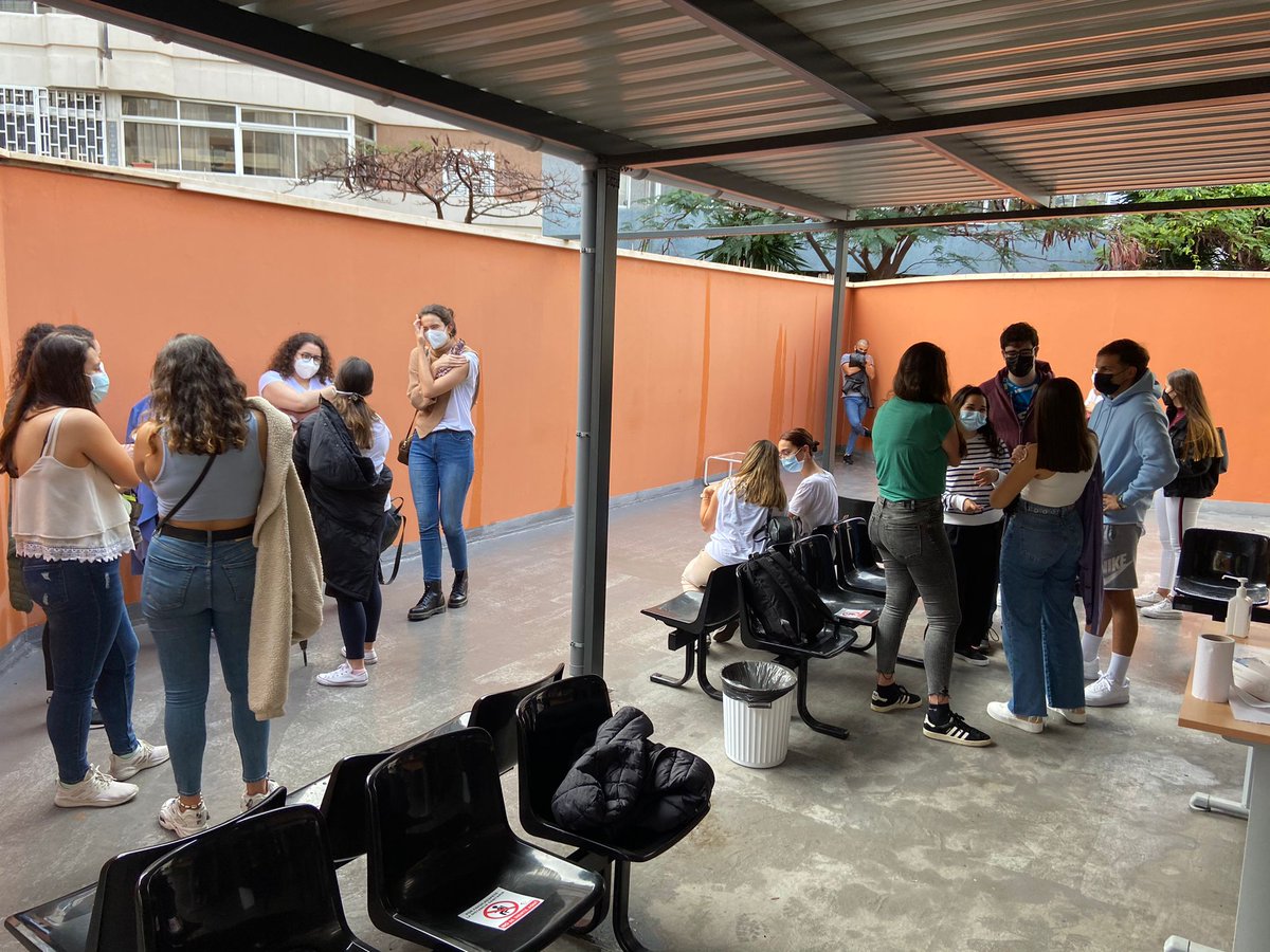SanidadGobCan's tweet photo. 📸Esta mañana estudiantes de Enfermería de la @ULPGC se han vacunado💉contra la #COVID19 en el punto de #vacunación de la Gerencia de Atención Primaria de Gran Canaria.

#YoMeVacuno #YoMeVacunoSCS https://t.co/sUOTMGfaac