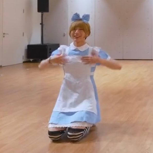 ชอบตรงที่เตนล์แต่งหญิงแล้วเมมเบอร์ไม่มีใครแซวเลย มีแต่บอกว่าให้ระวังกระโปรงเปิด มันแบบอุ้งอิ๋งในใจนะ ความเป็นห่วงเป็นใยอ่ะ