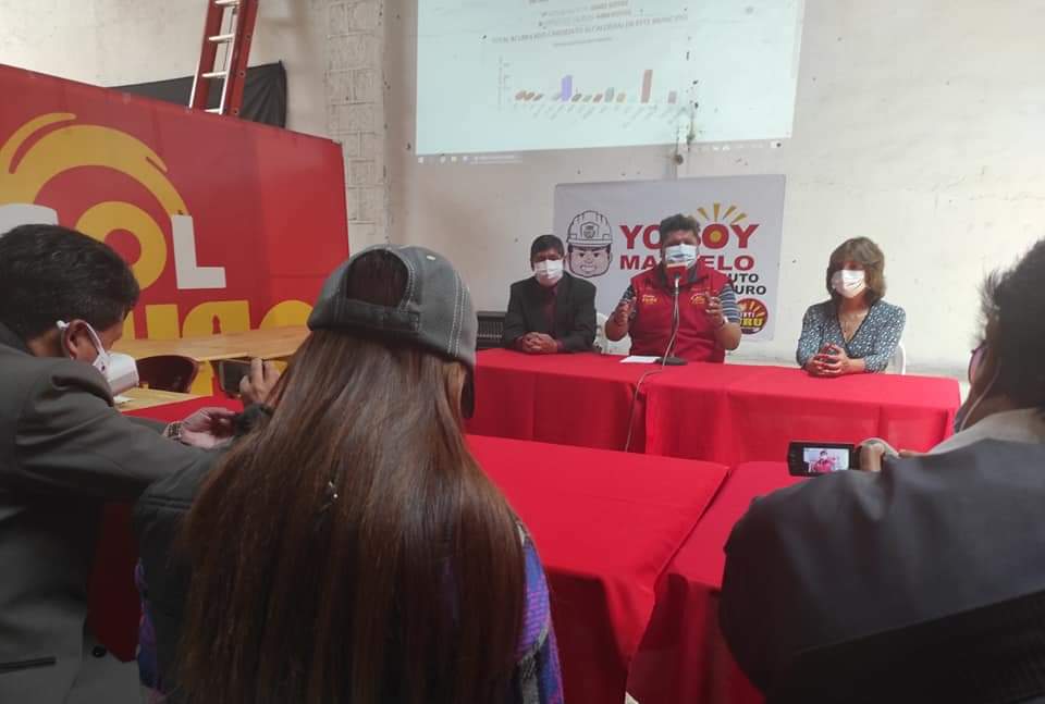 Marcelo13201735's tweet photo. Reafirmamos nuestro compromiso con nuestra querida
#TierraOrureña. Gracias a la Prensa por estar presentes hasta el último minuto en estás elecciones. Cuidaremos los votos y trabajaremos por #Oruro. https://t.co/VJJjJJytGH