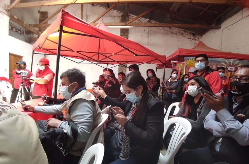 Marcelo13201735's tweet photo. Reafirmamos nuestro compromiso con nuestra querida
#TierraOrureña. Gracias a la Prensa por estar presentes hasta el último minuto en estás elecciones. Cuidaremos los votos y trabajaremos por #Oruro. https://t.co/VJJjJJytGH