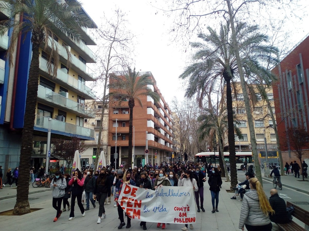 EndavantP9's tweet photo. La columna #8M2021  organitzada pel @Comite8m avança al clam de "No és un cas aïllat, és el patriarcat" i "Feministes i anticapitalistes" per la Rambla nova! 

#VagaGeneralFeminista8M https://t.co/JOM1cDCe7F