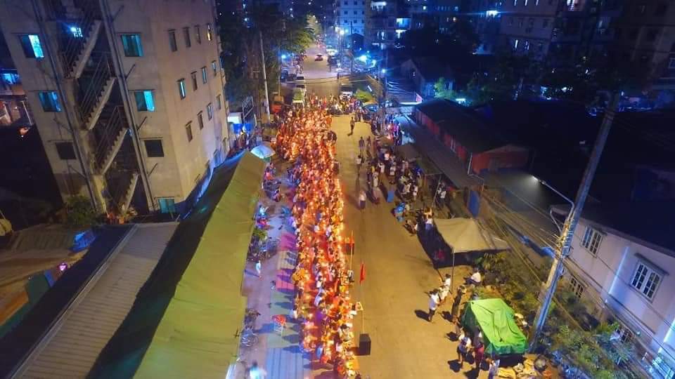 firelight794's tweet photo. Residents from Dawbon coming out and protest with candle light as #TERRORISTJUNTA prevent protesters from leaving Sanchuang.
We, Myanmar civilians saving each other cuz military &amp; police are terrorist for us.
#Mar8Coup 
#WhatsHappeningInMyanmar 
@UN_HRC @DrSasa22222 @CIJ_ICJ https://t.co/9zUFjUEqxc