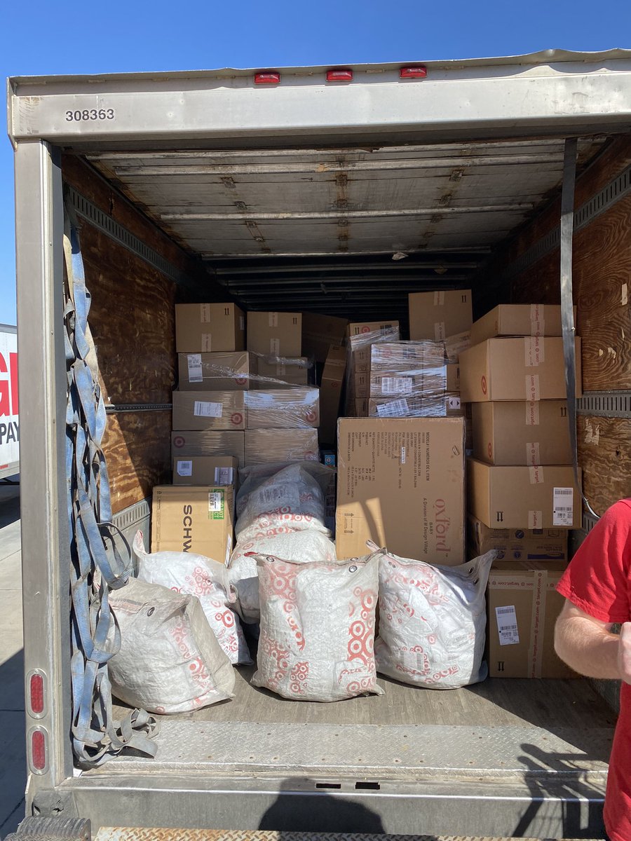 JesiolowskiJodi's tweet photo. Nothing says Fun Run like a full ups trailer! Bringing Joy to our guests doorstep! ♥️🤍♥️#2542 https://t.co/yWgr4vUkun