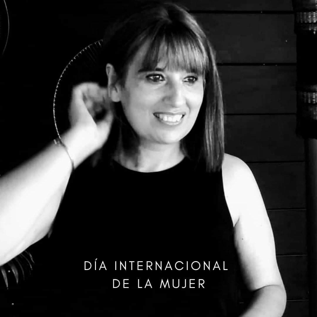 "𝗨𝗻𝗮 𝗺𝘂𝗷𝗲𝗿 𝗱𝗲𝗯𝗲 𝘀𝗲𝗿 𝗱𝗼𝘀 𝗰𝗼𝘀𝗮𝘀: 𝗾𝘂𝗶𝗲𝗻 𝗲𝗹𝗹𝗮 𝗾𝘂𝗶𝗲𝗿𝗮 𝘆 𝗹𝗼 𝗾𝘂𝗲 𝗲𝗹𝗹𝗮 𝗾𝘂𝗶𝗲𝗿𝗮" (𝗖𝗼𝗰𝗼 𝗖𝗵𝗮𝗻𝗲𝗹)

#DíaInternacionalDeLaMujer #8Marzo2021