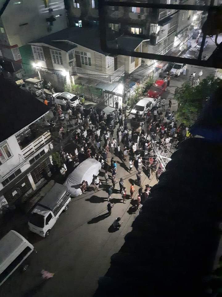 loveforchimchim's tweet photo. Now in Sanchaung 🚨 
People are trapped on Sanchaung Kyun Taw Road
There are more than 1,000 people
The number of military vehicles is increasing
The adults apologized but said they would gun shoot if they came forward

STOP SIEGE 

#WhatsHappeningInMyanmar
#Mar8Coup https://t.co/jRAzTfj10O