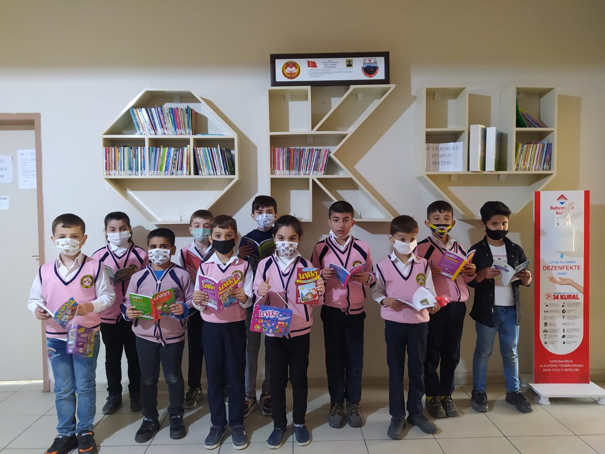 Sakarpiyon's tweet photo. Sonunda gönderdiğimiz kitaplar, onları okuyacak minik ellere ve meraklı gözlere kavuştu. ✌🏻

Bu zor zamanlarda bile her daim çocuklar için desteğini esirgemeyen, tek bir mesajımla yanımda olduğunu hissettirenlere teşekkürlerimle! 💙🙏🏻 @KitaplarYolda @LivrekaCom
#Kitap https://t.co/aWnF8029iw