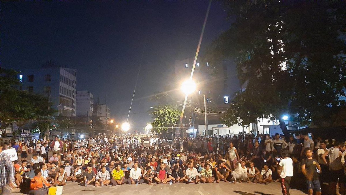 noreen_linn's tweet photo. People from various townships in Yangon are trying to help the young protesters trapped in Sanchaung.  Some people marched to Sanchaung township and some townships took to the streets.
STOP SIEGE
 #WhatsHappeningInMyanmar
#Mar8Coup https://t.co/ilMojeVHDx