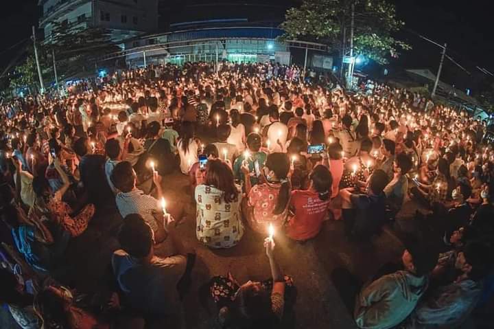Residents from South Dagon coming out and protest with candle light as #TERRORISTJUNTA prevent protesters from leaving Sanchuang.
We, Myanmar civilians saving each other cuz military &amp; police are terrorist for us.
#Mar8Coup 
#WhatsHappeningInMyanmar 
<a href="/UN_HRC/">UN Human Rights Council</a> <a href="/DrSasa22222/">Dr. Sasa</a> <a href="/CIJ_ICJ/">CIJ_ICJ</a>