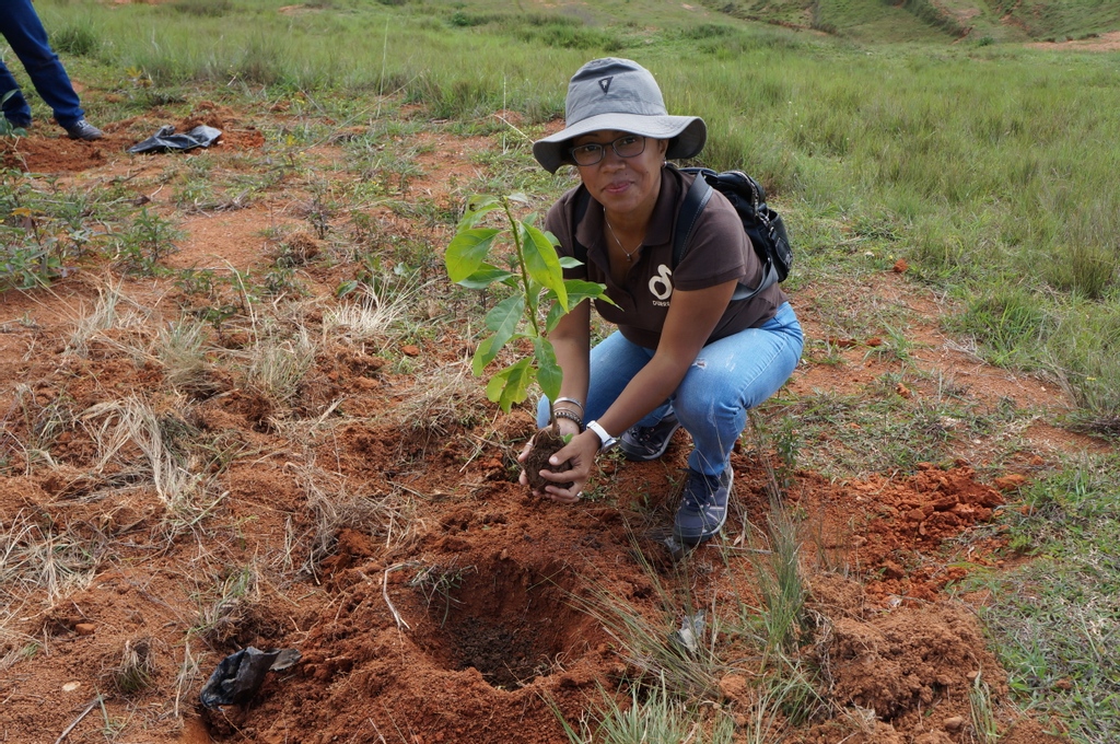 “When you appreciate and have conviction for what you do, you always manage to find the motivation.”  

Our next inspirational woman is Hanitra Rakotojaona who leads our conservation livelihoods work in Madagascar. 🌱 

Full interview 👇 
bit.ly/2MYgnzL  

#IWD2021