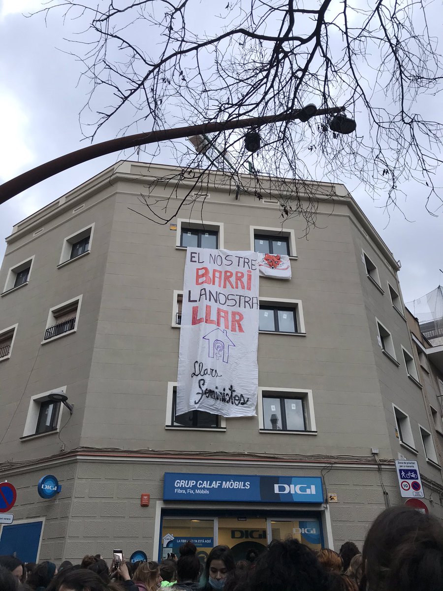 Avui #8M visibilitzem el bloc alliberat fa dies per #LlarsFeministes i <a href="/habitatge9b/">Sindicat d'Habitatge de Nou Barris</a> a #NouBarris, barri de classe treballadora on les dones patim desigualtats de forma brutal. Veïna, et necessitem, juntes som més fortes!