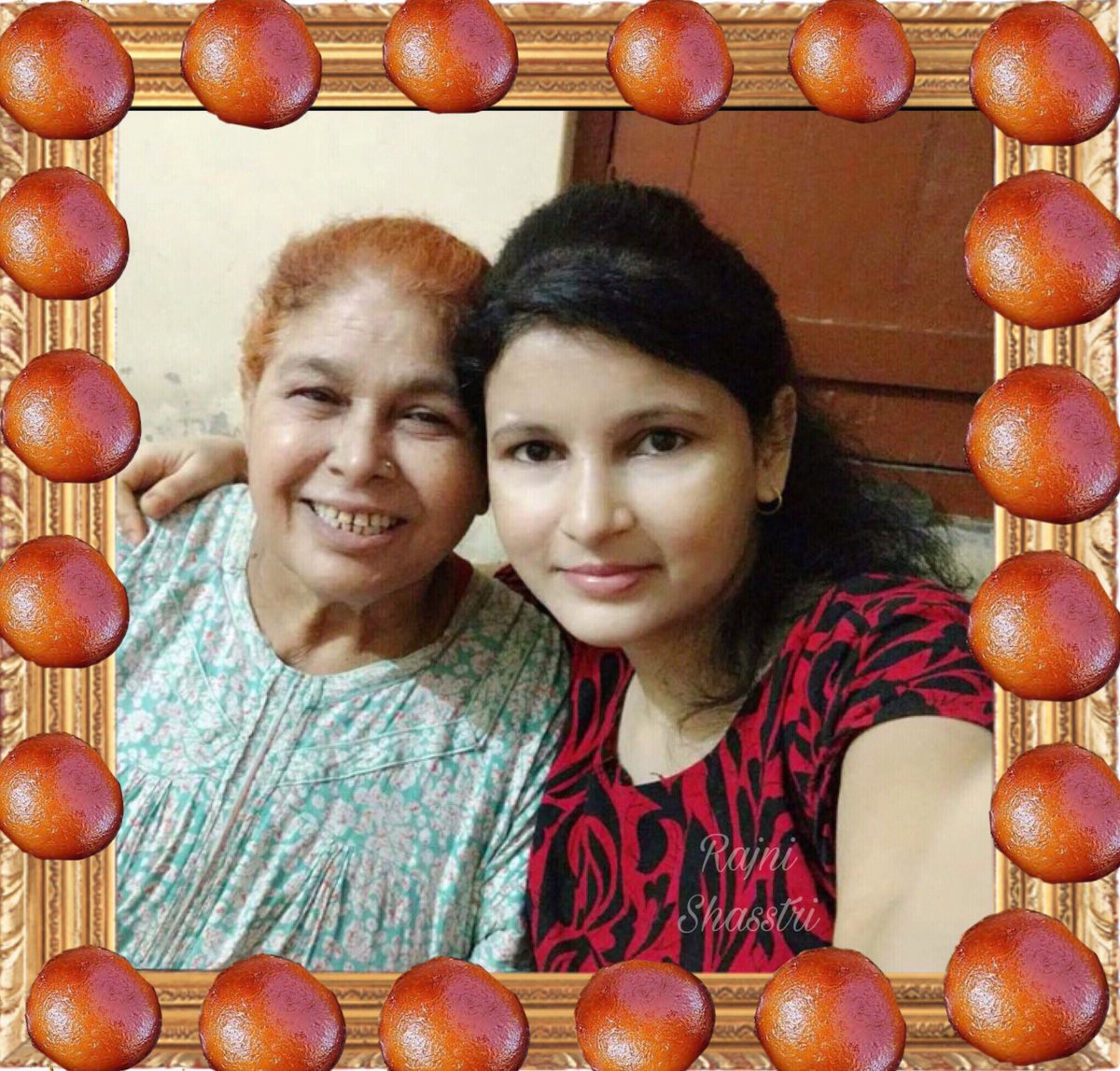 secret_rajni's tweet image. My sweet mom @Krishna040750 is the GULAB JAMUN of my life. She has been adding sweetness in my life since I was born. Just like scent of gulabjamun can be recognised from far, I can smell the fragrance of my mom from miles away.
#RamdevContest #RamdevMasala @Ramdev_Food 🤞♥️🙏💖