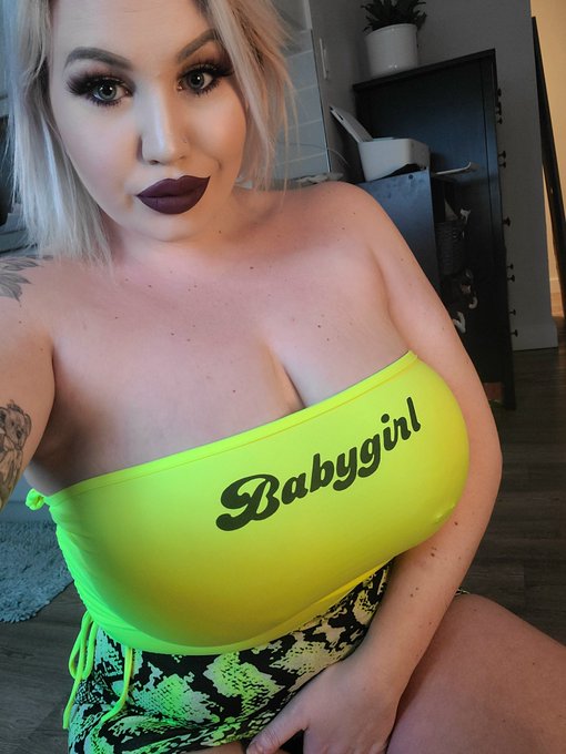 2 pic. Babygirl ?‍♀️ https://t.co/aYlQjXo2uL