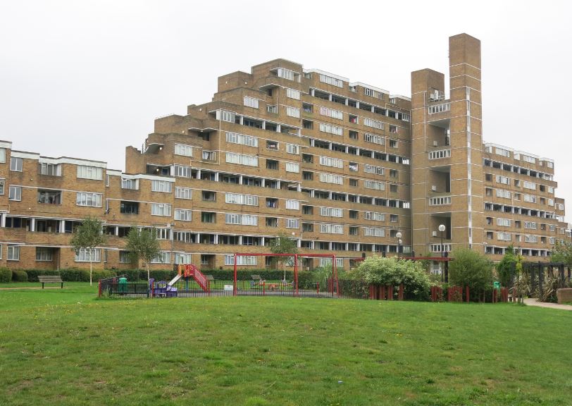 1/ THREAD: To mark #IWD2021, a short tribute to some female architects of 1960s public housing. First up, Kate Macintosh and the incomparable Dawson's Heights Estate she designed for Southwark Borough Council aged just 26 in 1966.