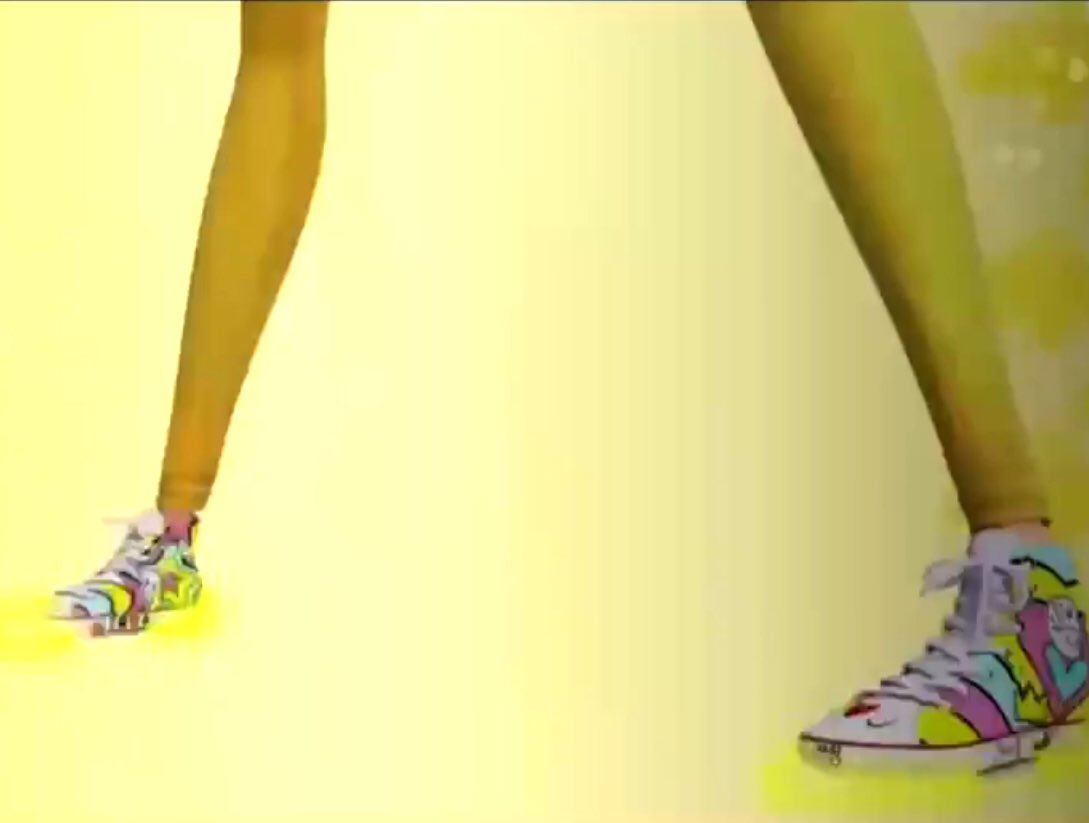 Kraliçe Arı’nın Chloe olmadığını kesinleştirebilir miyiz lütfen? Kabul edelim Chloe asla böyle bir ayakkabı giymez. 😔