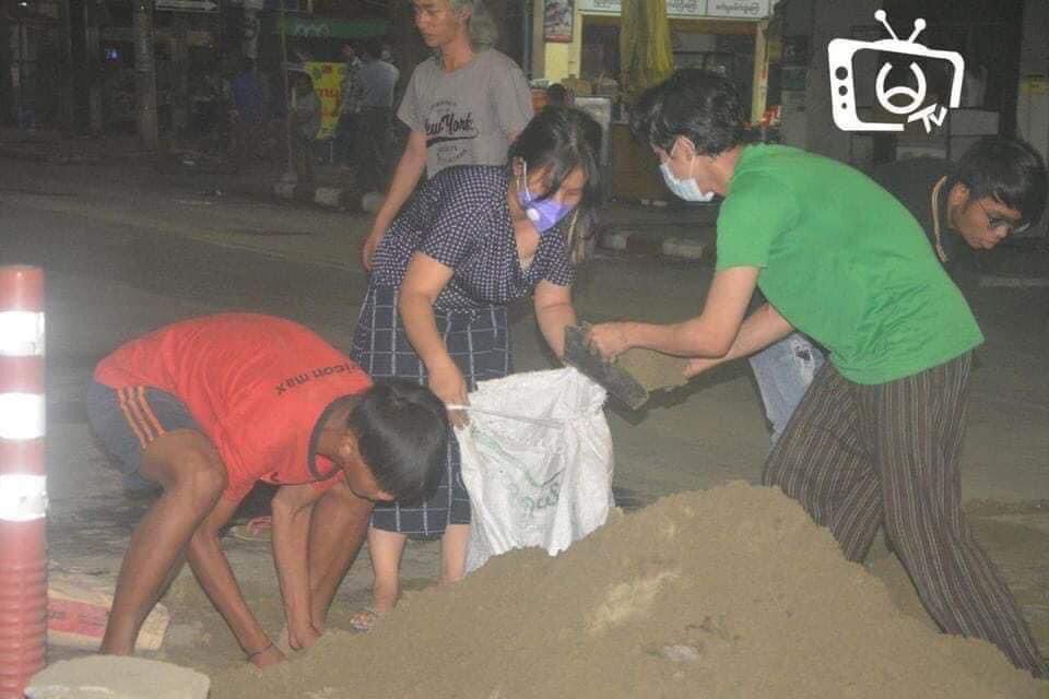 AChanPhyu1's tweet photo. Happening in Yangon; People building barriers to escape from Night Arrest and shooting as 
Junta’s comrades break in residence and kidnap civilians. Living in insecure lives that we had never imagined.

STOP SIEGE
#Mar8Coup
#WhatsHappeningInMyanmar https://t.co/qB3NO4dHAr