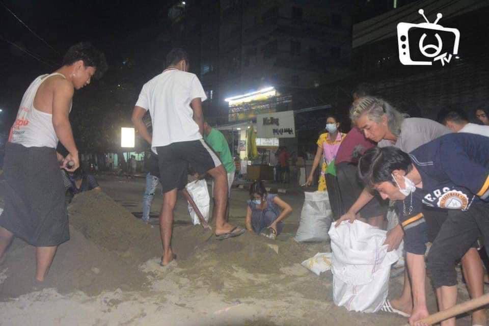 AChanPhyu1's tweet photo. Happening in Yangon; People building barriers to escape from Night Arrest and shooting as 
Junta’s comrades break in residence and kidnap civilians. Living in insecure lives that we had never imagined.

STOP SIEGE
#Mar8Coup
#WhatsHappeningInMyanmar https://t.co/qB3NO4dHAr