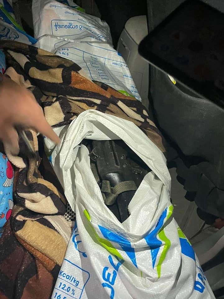 AChanPhyu1's tweet photo. 🚨‼️ Soldier came in 4-wheel drives and left these cars unattended at Lanmadaw, residential areas. Found inside are guns and “uniforms” 
Anticipating to frame KNU and EAO?!

Source: https://t.co/8S7vEFXuYw…

#WhatsHappeninglnMyanmar #RejectMilitaryCoup https://t.co/Q0jYW8xJQ9