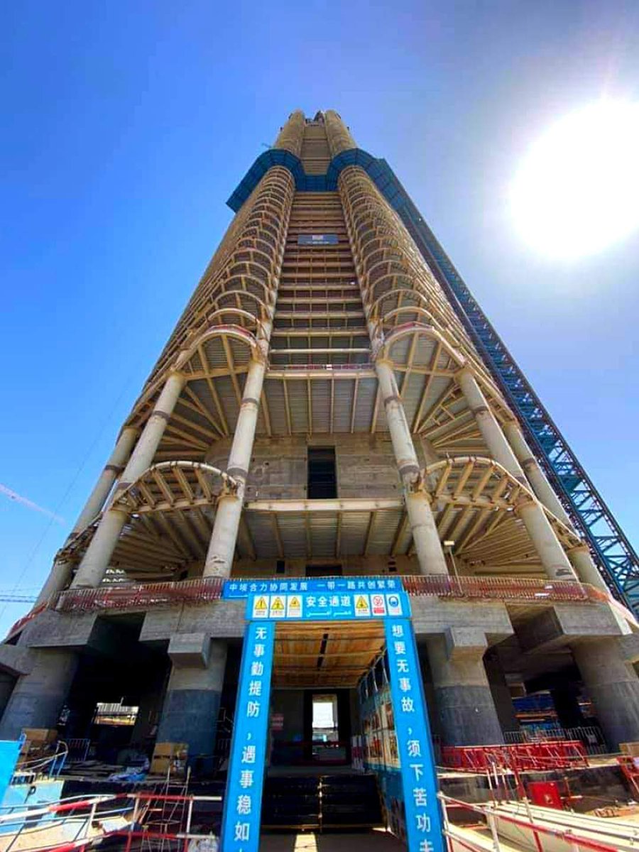 #كسبنا_ايه_مع_السيسي
أعلى ناطحة سحاب في إفريقيا بالعاصمة الإدارية الجديدة تصل إلى إرتفاع 325 م  " البرج الإيقوني " 🅴🅶🆈🅿🆃