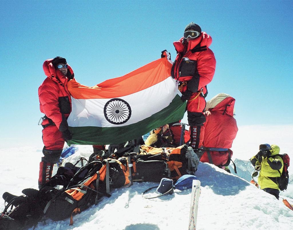 #IndianNavalHistory 
#OnThisDay on 08 Mar 2004 a unique expedition from under sea to #MountEverest was ﬂagged off by Shri George Fernandes, then Defence Minister, from #IndianNavy submarine, #INSSindhuraj (1/2).
#NavalArchives