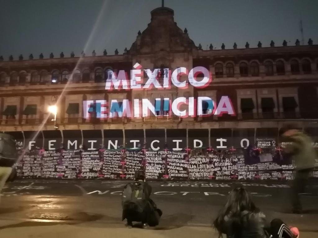 10 mujeres son asesinadas cada día en México. Para este 8 de marzo, el Palacio Nacional amaneció con una valla que lo protegía. Pero nosotras nos queremos vivas, libres y sin miedo y no nos van a callar. #8Marzo2021