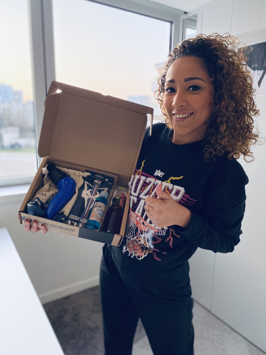lequipedusoir's tweet photo. 🚨 RT &amp; FOLLOW @lequipedusoir🚨 

pour gagner un kit de performance « plat du pied sécurité, la box passionnément foot » ! 
(Entre autres : une brosse pour nettoyer des crampons, des chaussettes de performance...) ! @vsainsily tirera au sort un gagnant dans l’émission #EDS https://t.co/ckD7VjW3HU