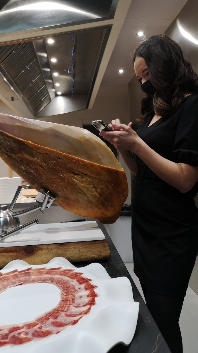 gerardodemateo's tweet photo. En 5 minutos, en @cyldirecto cortamos jamón con una de las mejores cortadoras de jamón del país... @CortadoraJamon https://t.co/ydFHaDjYZg