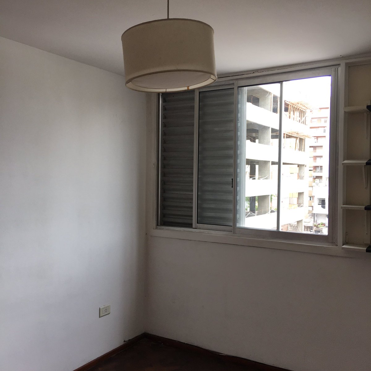 LizzyBennetD's tweet photo. SE VENDE en ROSARIO dpto. 3 dormitorios, cocina comedor, living, baño a reciclar y cochera! Alem entre Mza. Y 3 de Febrero, barrio Martin, 5to. Piso, contrafrente. Consultar con BR Inmobiliaria. IG @beatrizramirezinmobiliaria. https://t.co/xbJ2PTc8LQ