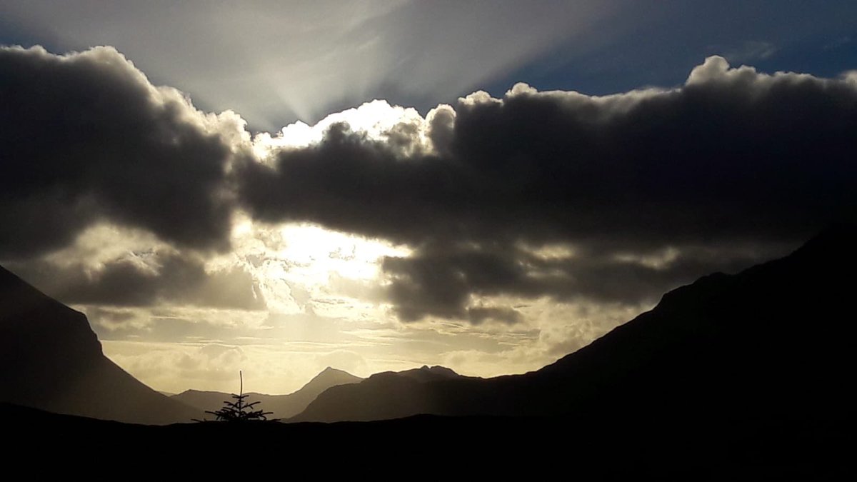 Macinnesplant's tweet photo. #sunrays above Glen Sligachan, Isle of Skye, Scotland 🏴󠁧󠁢󠁳󠁣󠁴󠁿 @SeanBattyTV @StormHour @ThePhotoHour @VisitScotland @carolkirkwood @angie_weather https://t.co/YvpR6Usdpd
