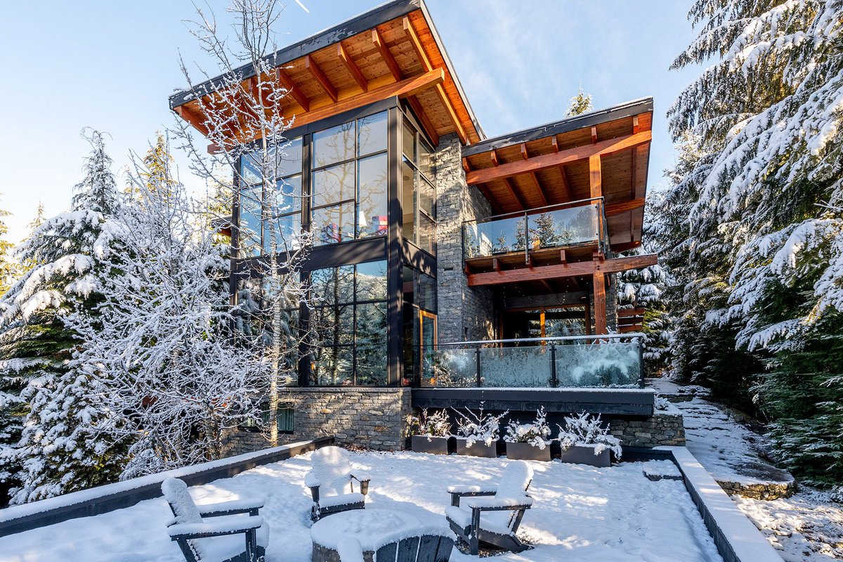 The secret is out 🤐😍
Take a look inside this beautiful home, The Whistler Real Estate Company agent, John Ryan 
luxuryportfolio.com/Blog/Details/a…