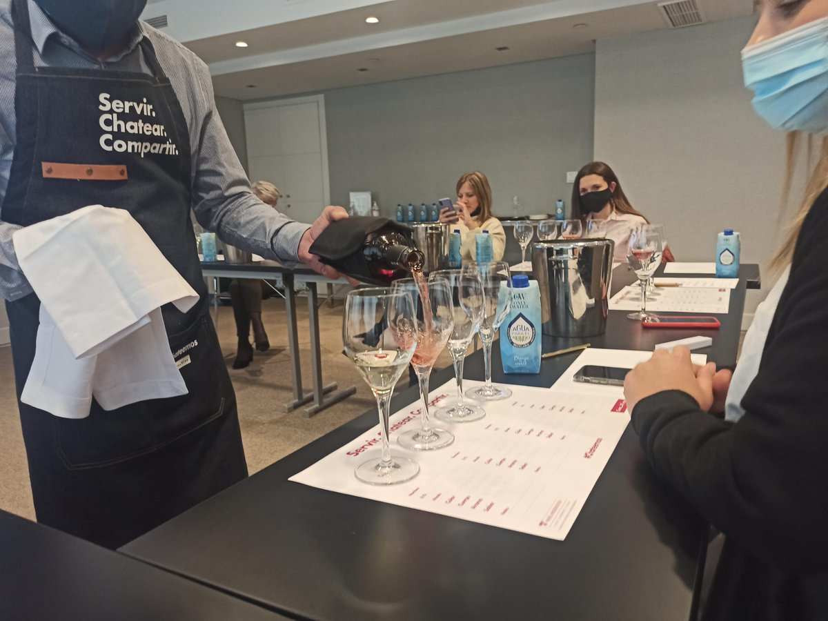 winetasting_es's tweet photo. Claves para enamorar con vino. En Vatel Spain estudian nuestros futuros directores y managers de #hoteleria, y a partir de ahora todos ellos comprometidos con los #vinos de calidad y la excelencia en su servicio.  @vatelmadrid  @winetasting_es @InterVinoEs https://t.co/lovKDyPf20