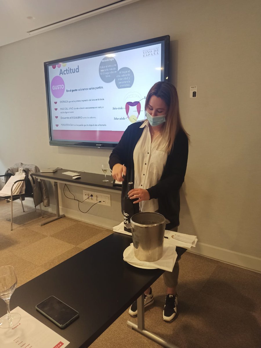 winetasting_es's tweet photo. Claves para enamorar con vino. En Vatel Spain estudian nuestros futuros directores y managers de #hoteleria, y a partir de ahora todos ellos comprometidos con los #vinos de calidad y la excelencia en su servicio.  @vatelmadrid  @winetasting_es @InterVinoEs https://t.co/lovKDyPf20