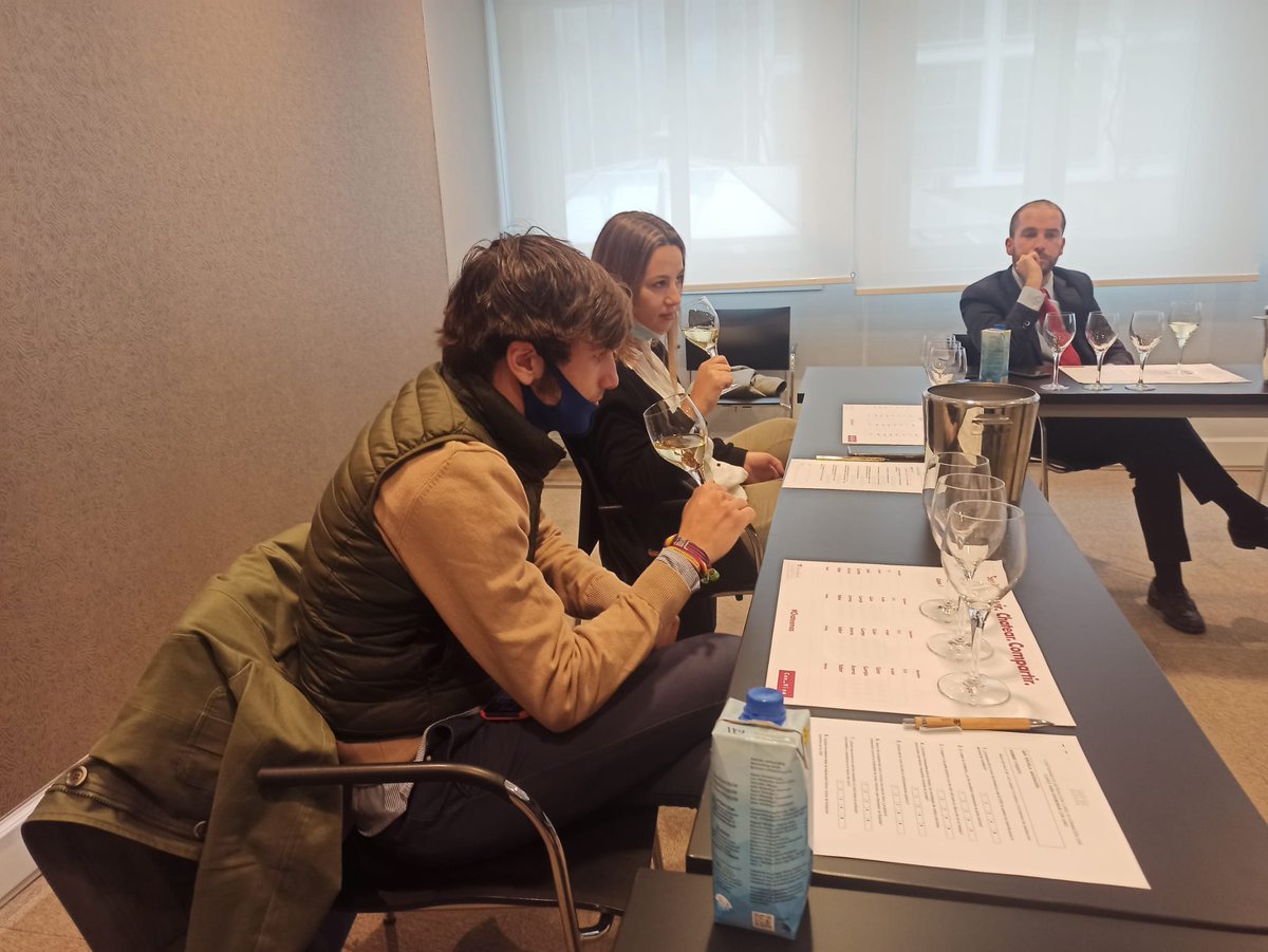 winetasting_es's tweet photo. Claves para enamorar con vino. En Vatel Spain estudian nuestros futuros directores y managers de #hoteleria, y a partir de ahora todos ellos comprometidos con los #vinos de calidad y la excelencia en su servicio.  @vatelmadrid  @winetasting_es @InterVinoEs https://t.co/lovKDyPf20
