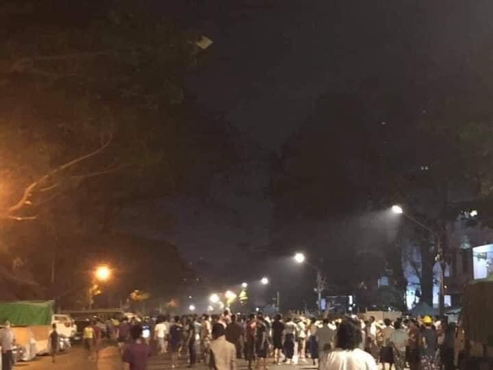 thiri131's tweet photo. All the townships in Yangon come out for Sanchaung. Junta blocked the Sanchaung area to lock down the hundreds of protestors since early evening. #WhatsHappeningInMyanmar 

@RapporteurUn @cape_diamond @freya_cole @KenRoth @AllianceMilkTea https://t.co/a55mTCvMj6