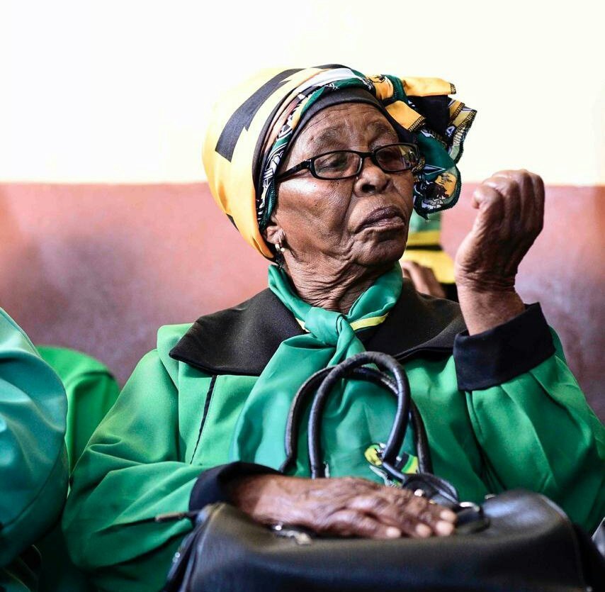 TheRealMxuTu's tweet photo. @TerryPheto Yhuu abobantu🤦 https://t.co/4PMmgPrsCF