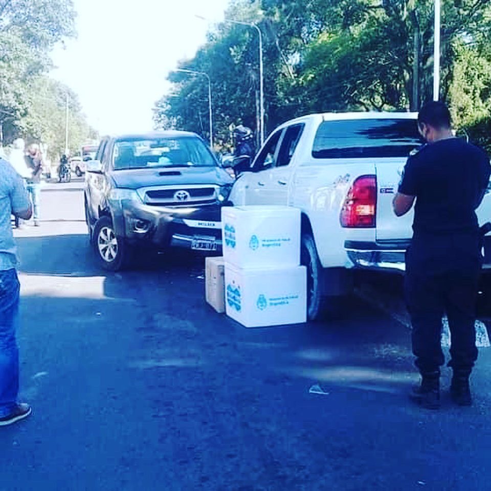 NancyVivoda's tweet photo. #Escandaloso! #Indignante!
El Ministro de Salud @ricardoocardozo, el mismo que fuera acusado de abuso de menores en Entre Ríos,  paseando con las vacunas que tanto esperan nuestros #Padres y #Abuel@s! 
A éste ministro también lo van a tapar??? Y la #renuncia? Y la cadena de frío? https://t.co/8E6N161BaZ
