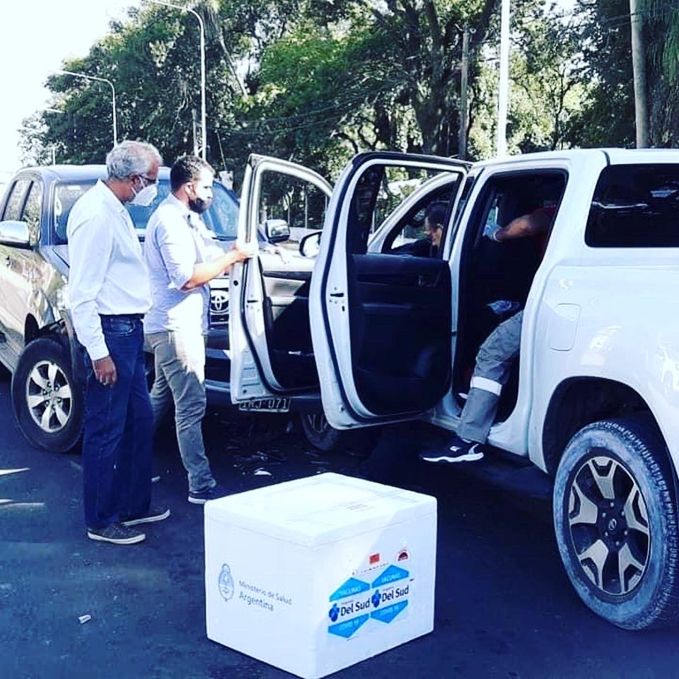 NancyVivoda's tweet photo. #Escandaloso! #Indignante!
El Ministro de Salud @ricardoocardozo, el mismo que fuera acusado de abuso de menores en Entre Ríos,  paseando con las vacunas que tanto esperan nuestros #Padres y #Abuel@s! 
A éste ministro también lo van a tapar??? Y la #renuncia? Y la cadena de frío? https://t.co/8E6N161BaZ