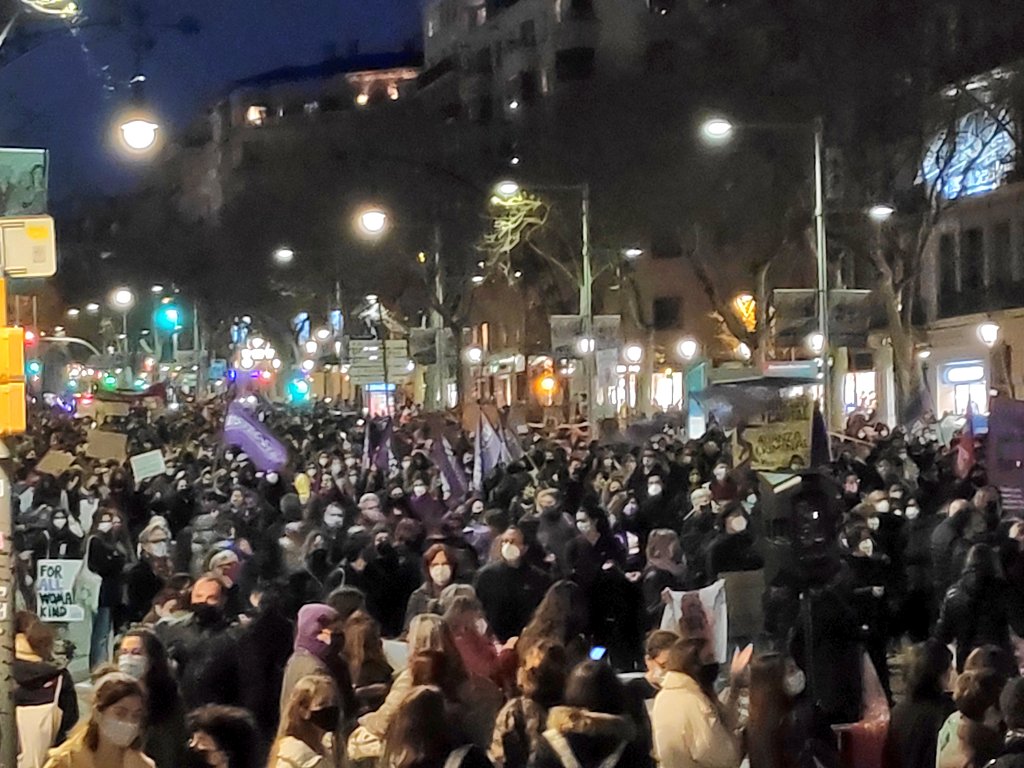 CGTCatalunya's tweet image. Milers de persones ara mateix a Passeig de Gràcia per un present i un futur que sigui FEMINISTA
#VagaGeneral 
#8M2021