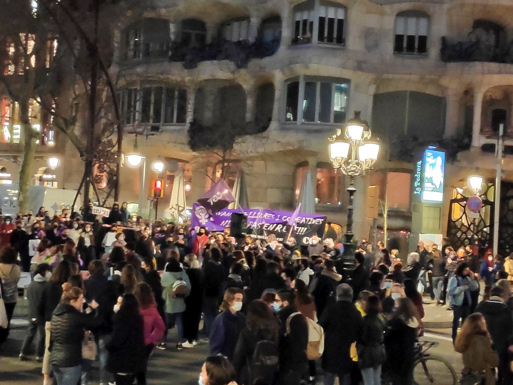 CGTCatalunya's tweet image. Milers de persones ara mateix a Passeig de Gràcia per un present i un futur que sigui FEMINISTA
#VagaGeneral 
#8M2021