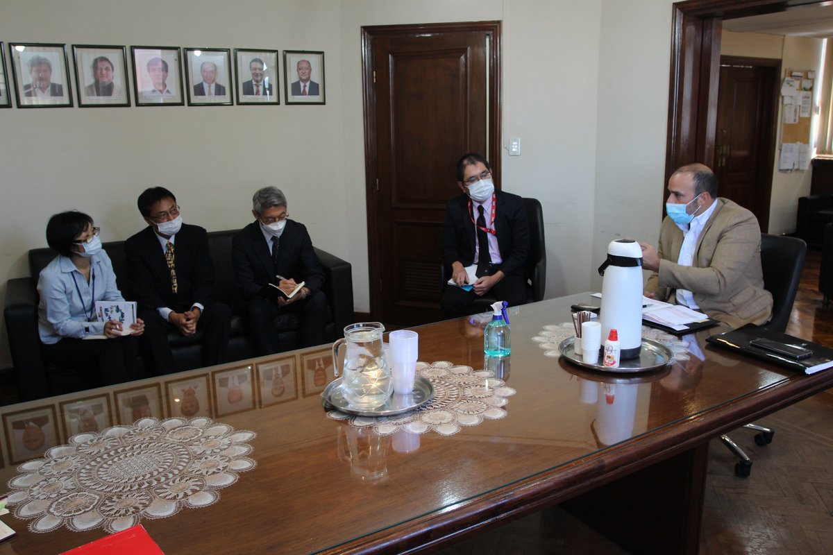 SENAVEParaguay's tweet photo. 📌Rodrigo González, pdte del #SENAVE, recibió hoy a los expertos de la @jica_direct, Yasushi Fukui, Taigo Endo y Kentaro Yokoshima, a fin de dialogar sobre los trabajos enmarcados en el Proyecto #INOPAR, y seguir fortaleciendo la calidad e inocuidad de la producción nacional 1/2 https://t.co/3qm1JM3WKG